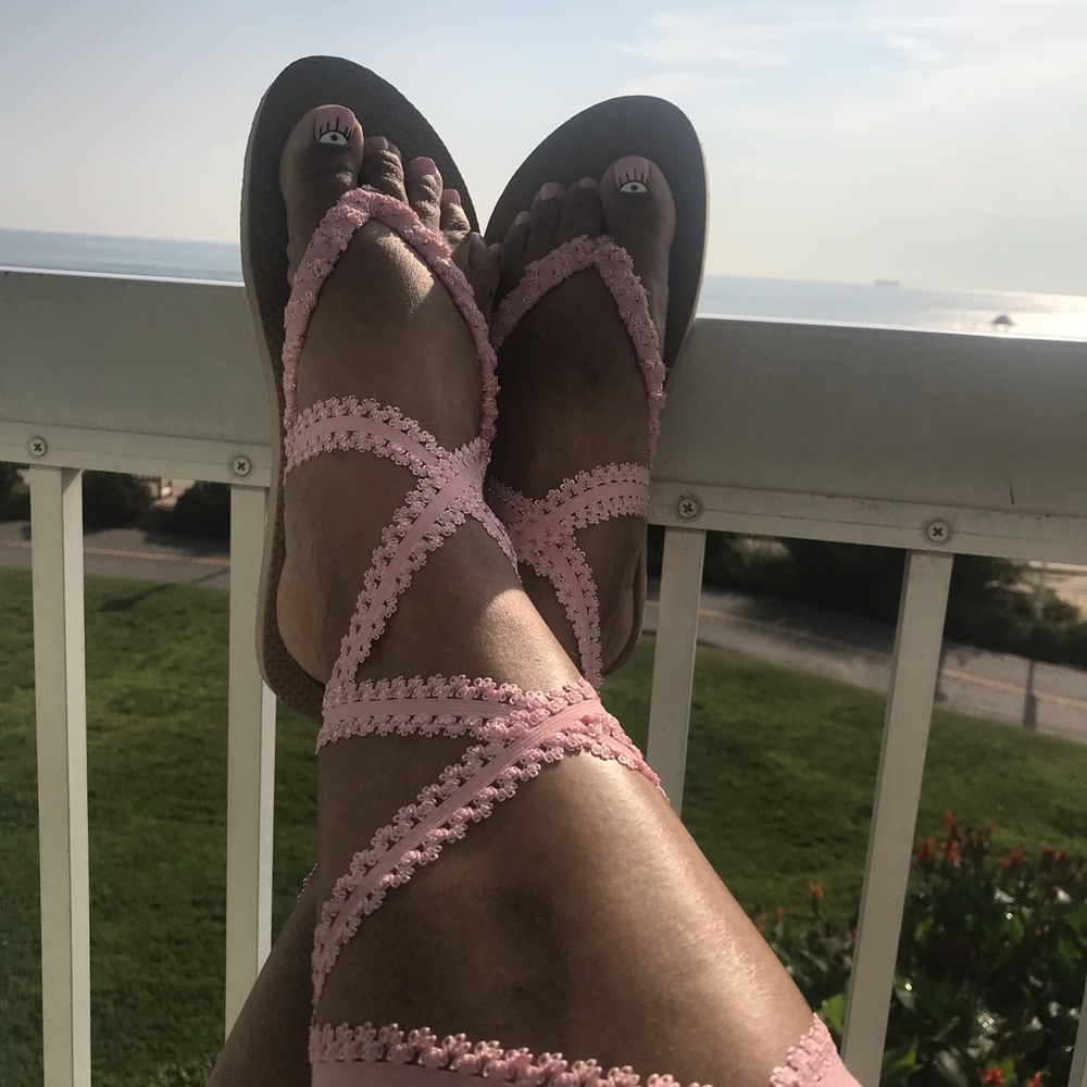 Wrap around flip flops